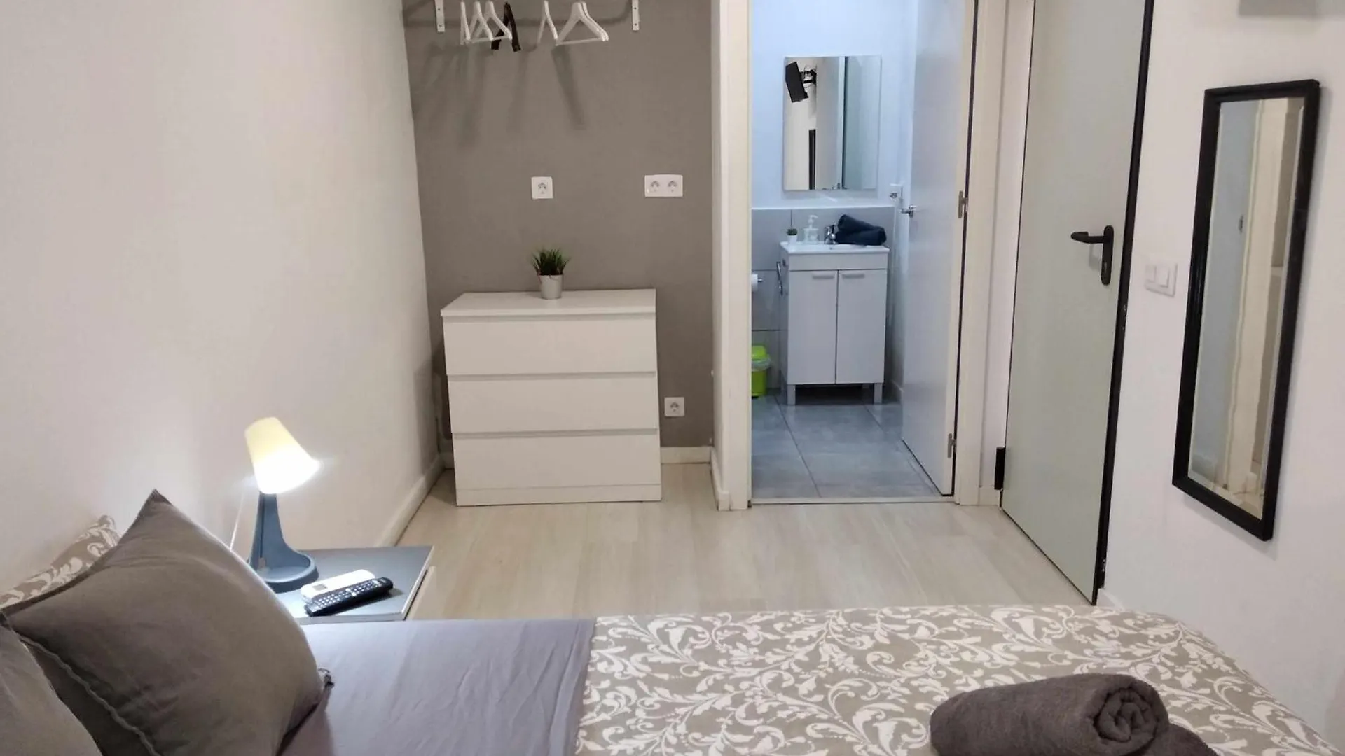 Hostal Urban Basic L'Hospitalet de Llobregat Hotel