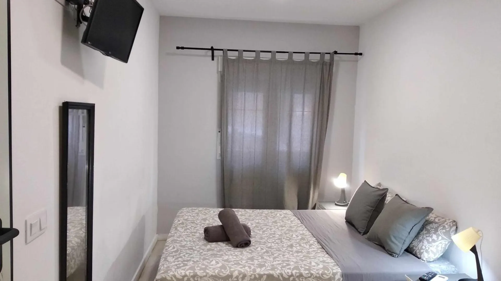 Hostal Urban Basic L'Hospitalet de Llobregat Hotel
